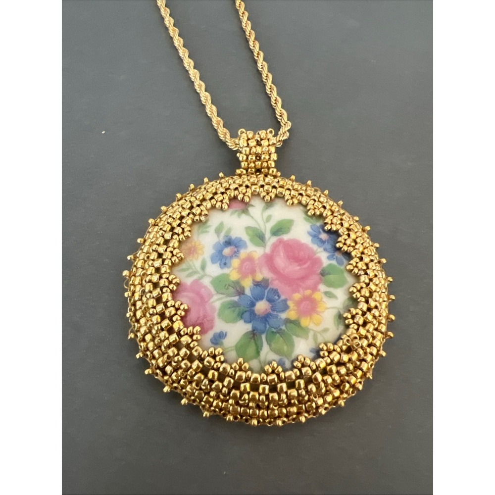 Vintage Style Beaded Floral Porcelain Pendant Necklace Gold Tone Rope Chain 2in